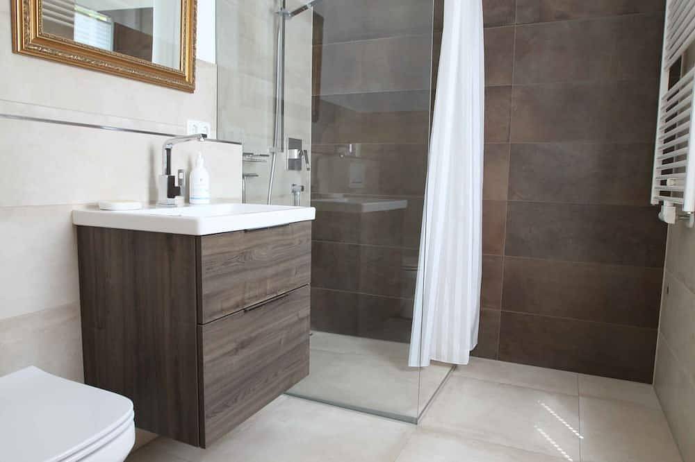 Ganze Wohnung, Lichtdurchflutete große Ferienwohnung - am Chiemsee und den Bergen in Prien, Prien am Chiemsee