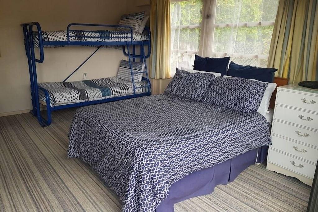 Ruhiger Strand in der Nähe des Sees in Taupo District