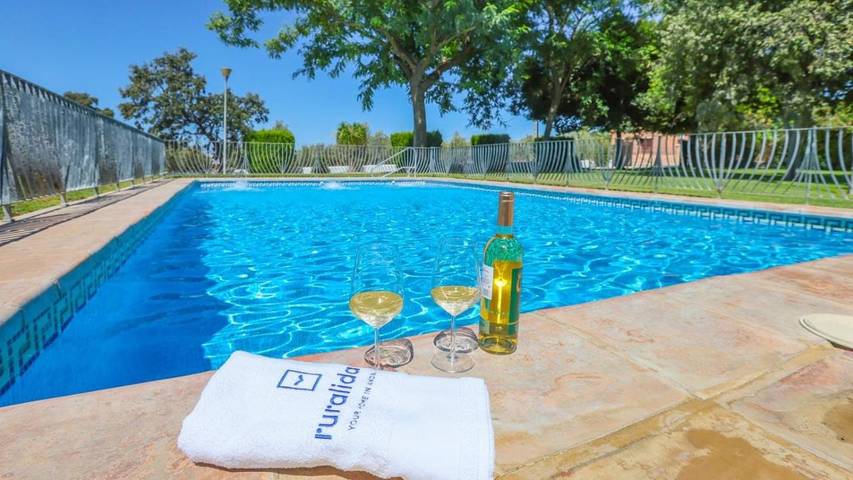Casa rural para 9 personas, con Terraza además de Jardín y Piscina en La Carlota - 2