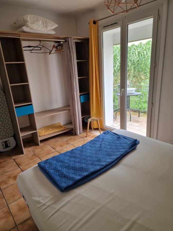 House "Gite L'Embellido" with Private Terrace, Wi-Fi and Air Conditioning in Mouriès, Arles region