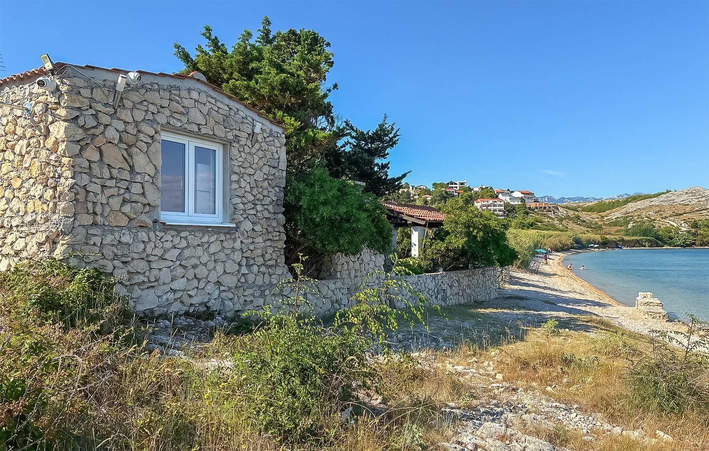 Ganze Ferienwohnung, Gemütliche Ferienwohnung mit Meerblick, Terrasse und Parkplatz, 800 m vom Strand entfernt in Pag