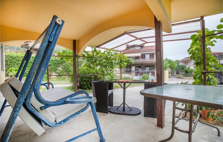 Gîte pour 8 personnes, avec jardin et terrasse, adapté aux familles à Koper - 4