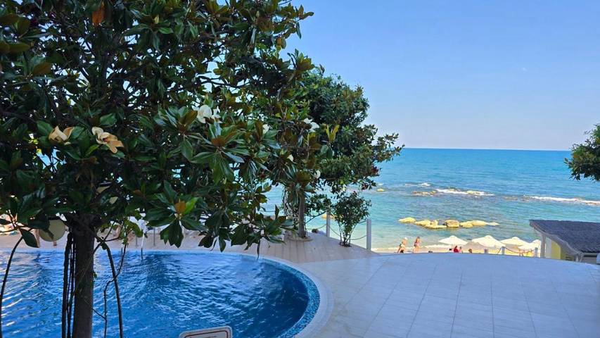 Ferienwohnung für 4 Personen, mit Pool und Ausblick sowie Garten und Balkon am Goldstrand