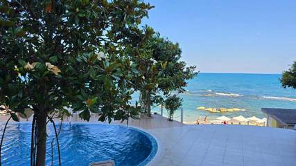 Ferienwohnung für 4 Personen, mit Pool und Ausblick sowie Balkon und Garten am Goldstrand