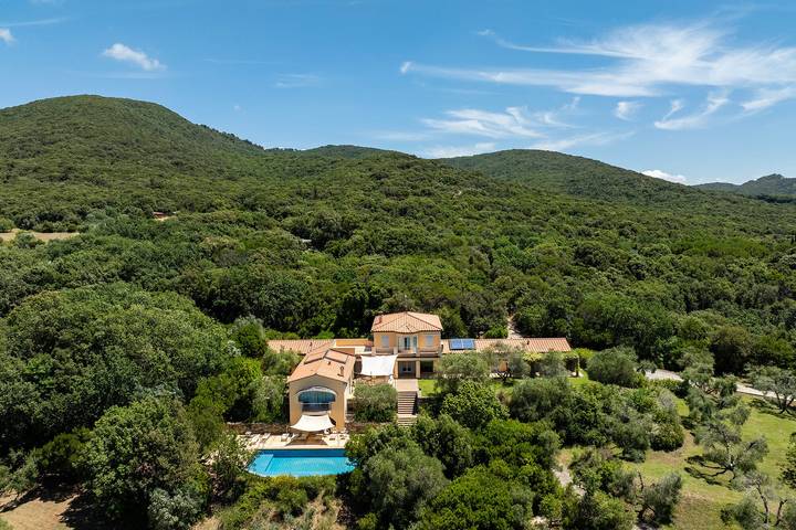 Villa per 12 persone, con Terrazza e Giardino a Campiglia Marittima