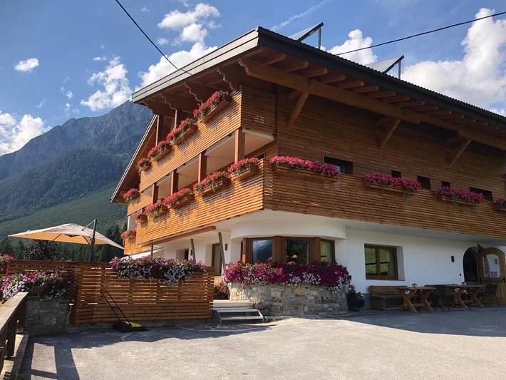 Ferienhaus für 4 Personen, mit Balkon und Terrasse sowie Garten und Ausblick in Obsteig