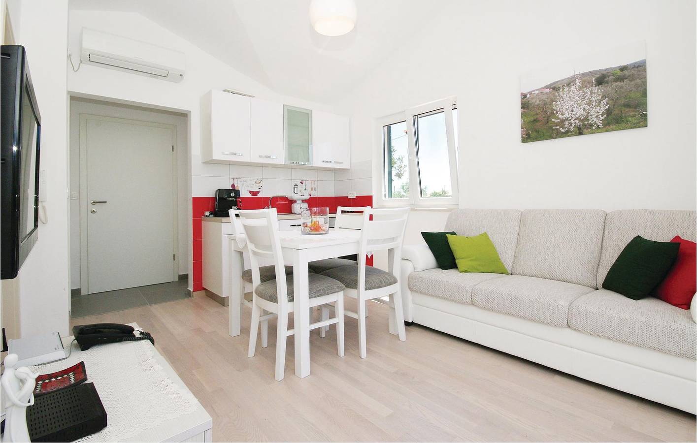 Gemütliche 2-Zimmer-Wohnung mit beheiztem Pool, in der Nähe des Strandes von Divulje in Trogir, Split-Dalmatien