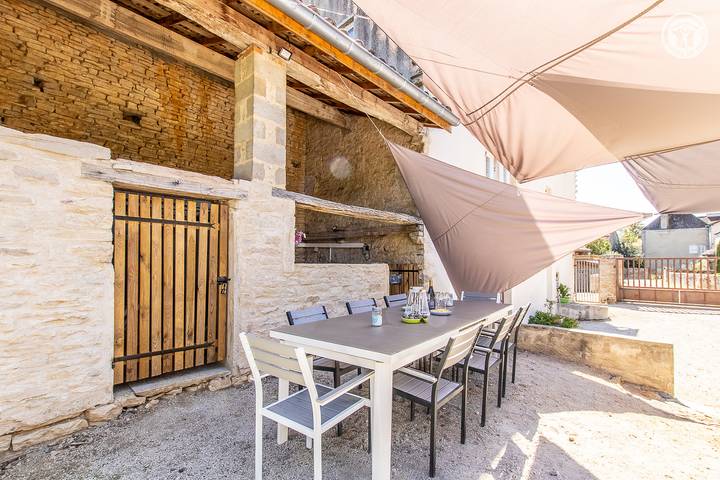 Gîte pour 8 personnes, avec terrasse ainsi que jardin et piscine, animaux acceptés dans Jugy - 4