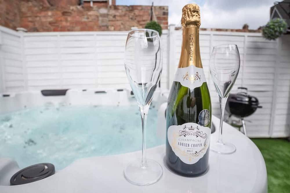 Amberley House - with Hot Tub with Free Parking in York, Yorkshire und the Humber