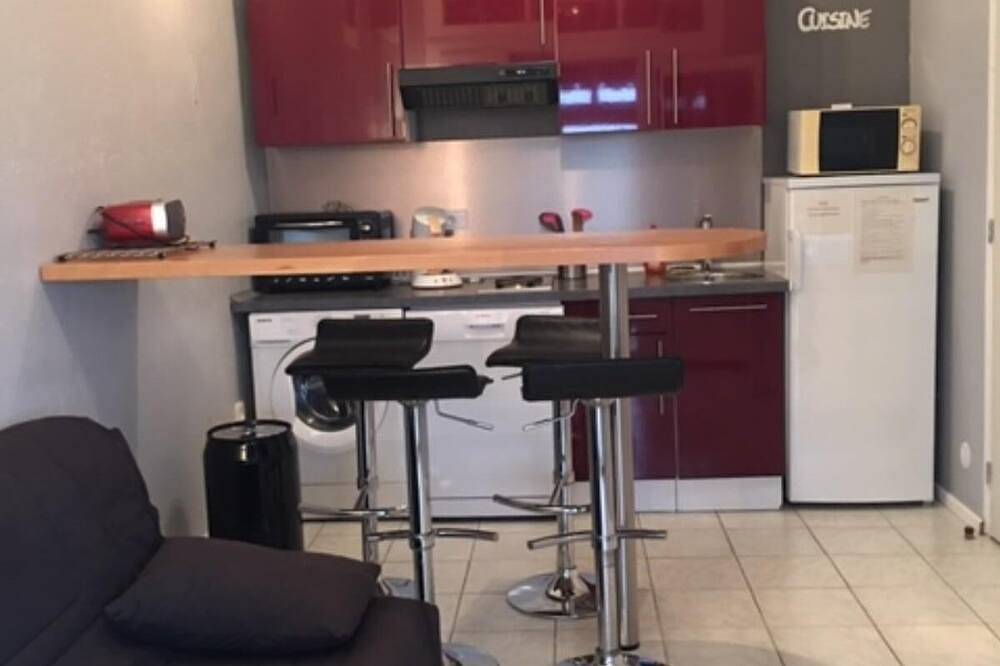 Entire apartment, Gites Les Lauriers 2/4 Persons in Carpentras, Parc naturel régional du Mont-Ventoux