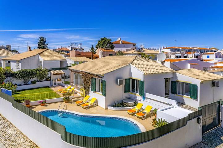 Villa Pinheiro Oura by Villa Plus in Albufeira e Olhos de Água, Faro Distrikt