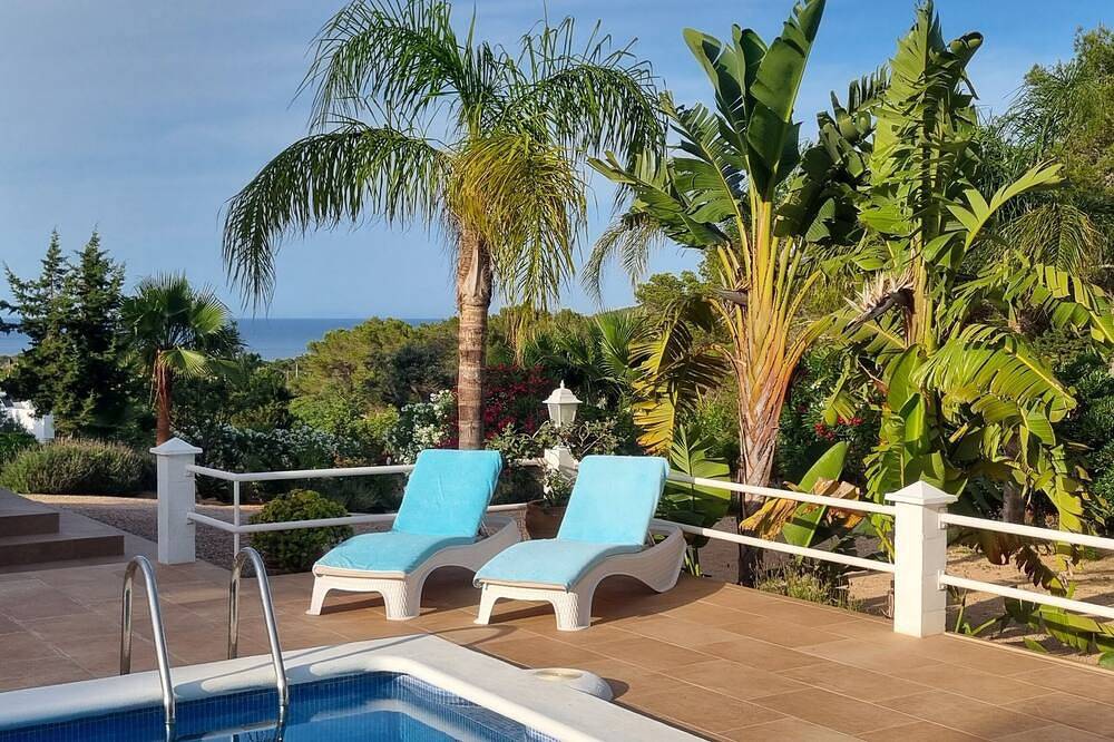 Villa de charme avec piscine et barbecue à 300m de la plage. in Cala Mastella, Santa Eulària des Riu