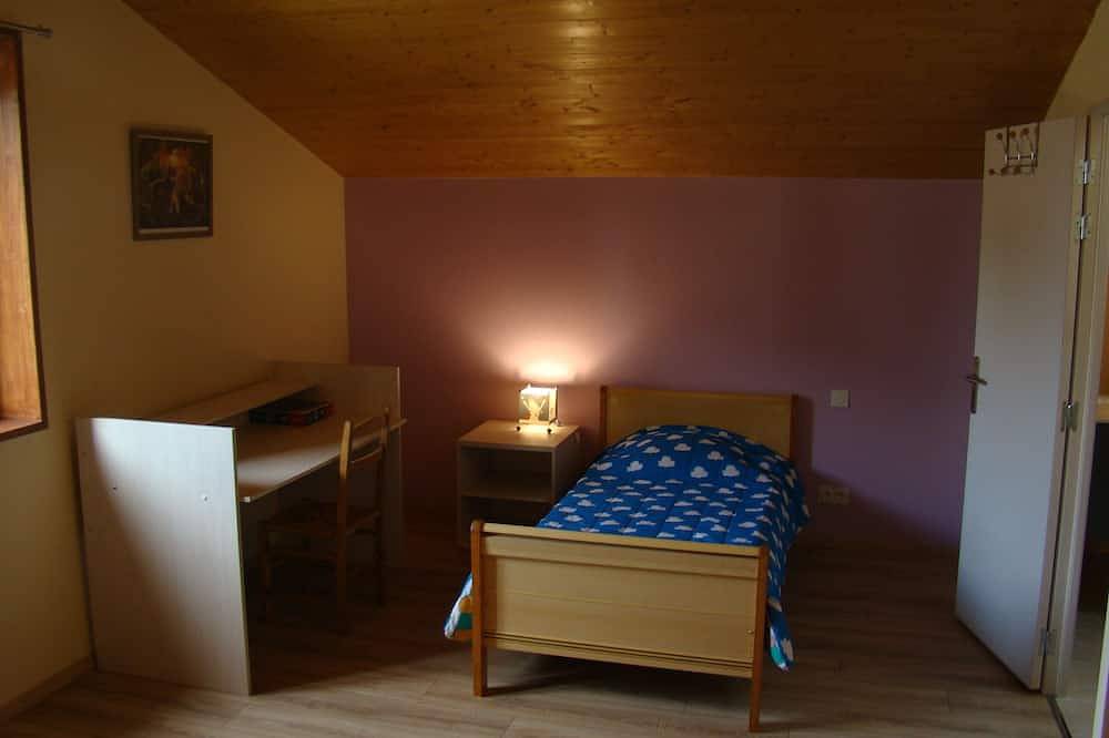 House with terrace, Avignon festival 12km away, Spirou park and wave island in Le Thor, Vaucluse