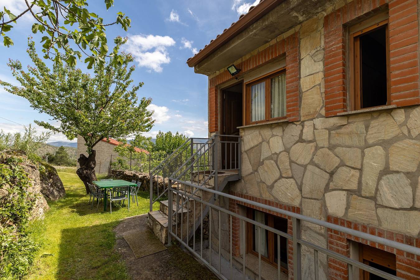 Maison de vacances Paraíso Étage Supérieur – Vue sur le lac, Gredos & Jardin in El Barraco, Réservoir de El Burguillo