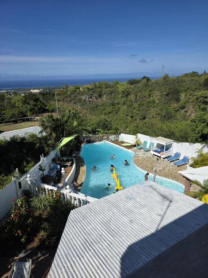 Chambre d’hôte pour 5 personnes, avec jardin et sauna ainsi que piscine et vue