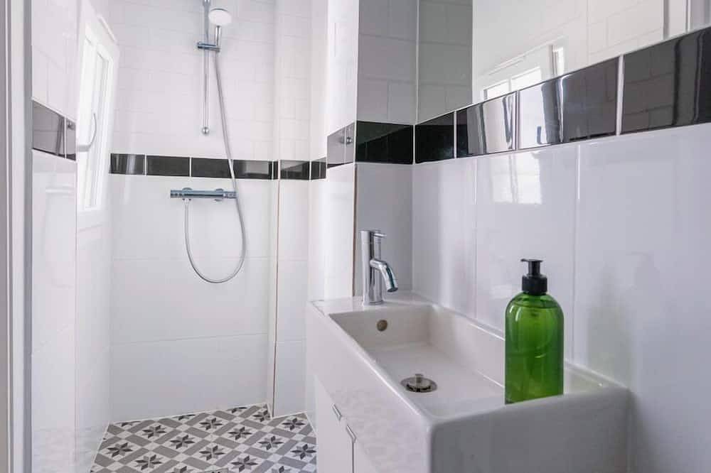 Entire apartment, Short / long stay - 2 Rooms + Kitchen + bathroom. Totally renovated in Versailles, Yvelines