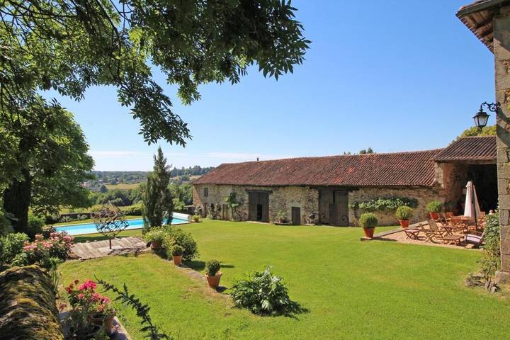 Location de vacances pour 6 personnes, avec terrasse ainsi que piscine et jardin à Condat-sur-Vienne - 4