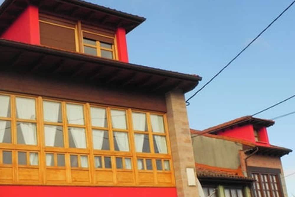 Entire apartment, Homerez - Apartment in Llanes, mountain view. in Llanes, Costa Verde (Spain)