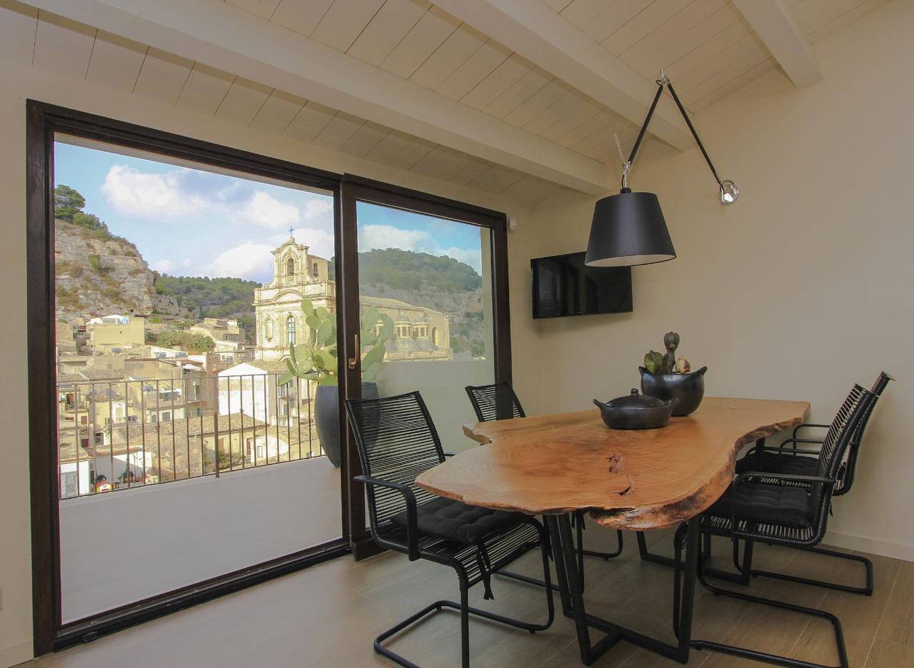 Apartamento vacacional entero, Beautiful Holiday Apartment in Scicli with Furnished Terrace and Beautiful View in Scicli, Provincia de Ragusa