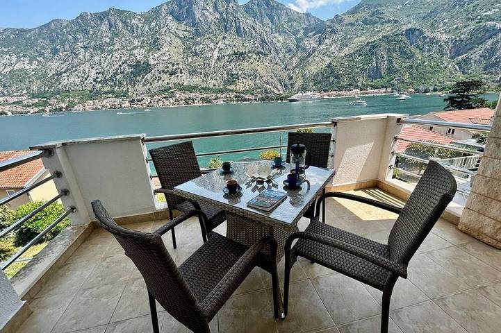 Ferienwohnung für 2 Personen, mit Garten und Pool sowie Balkon in Montenegro