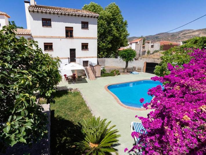 Chalet para 16 personas, con Terraza además de Jardín y Piscina en El Valle