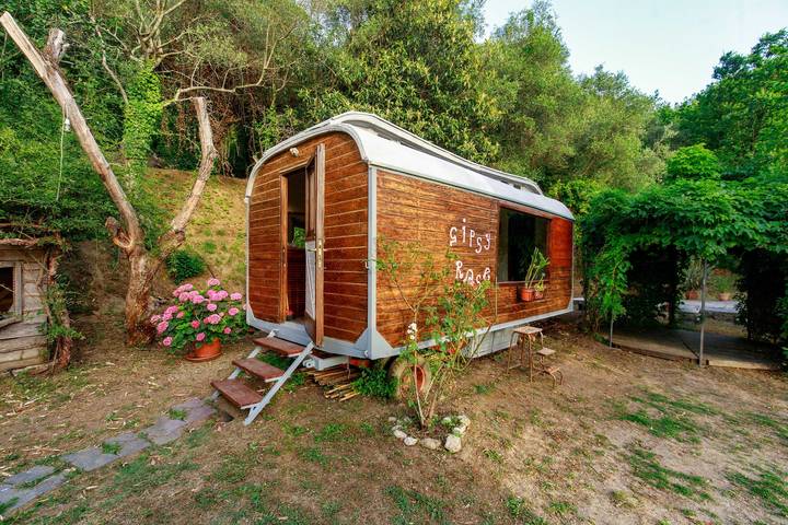 Appartamento intero, Appartamento 'Gipsy Rose - Pink Rose' con vista montagna, giardino condiviso e Wi-Fi in Sarzana, Parco Naturale Regionale di Montemarcello-Magra-Vara