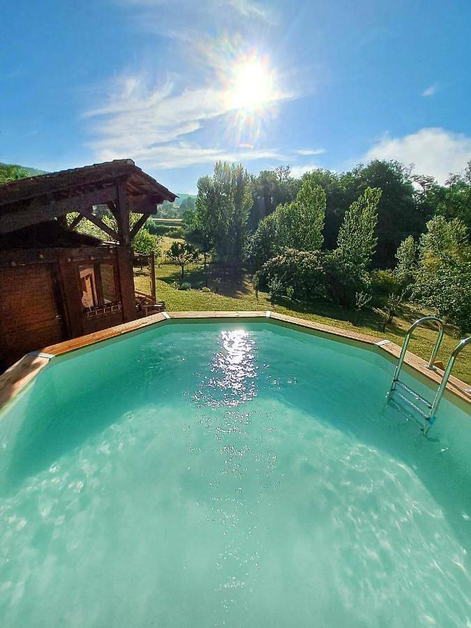 Location de vacances pour 3 personnes, avec vue ainsi que jardin et piscine à Tour-de-Faure - 3