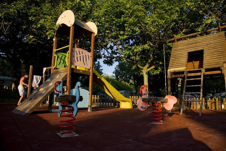 Camping para 2 personas, con Jardín además de Piscina y Vistas en Navarra