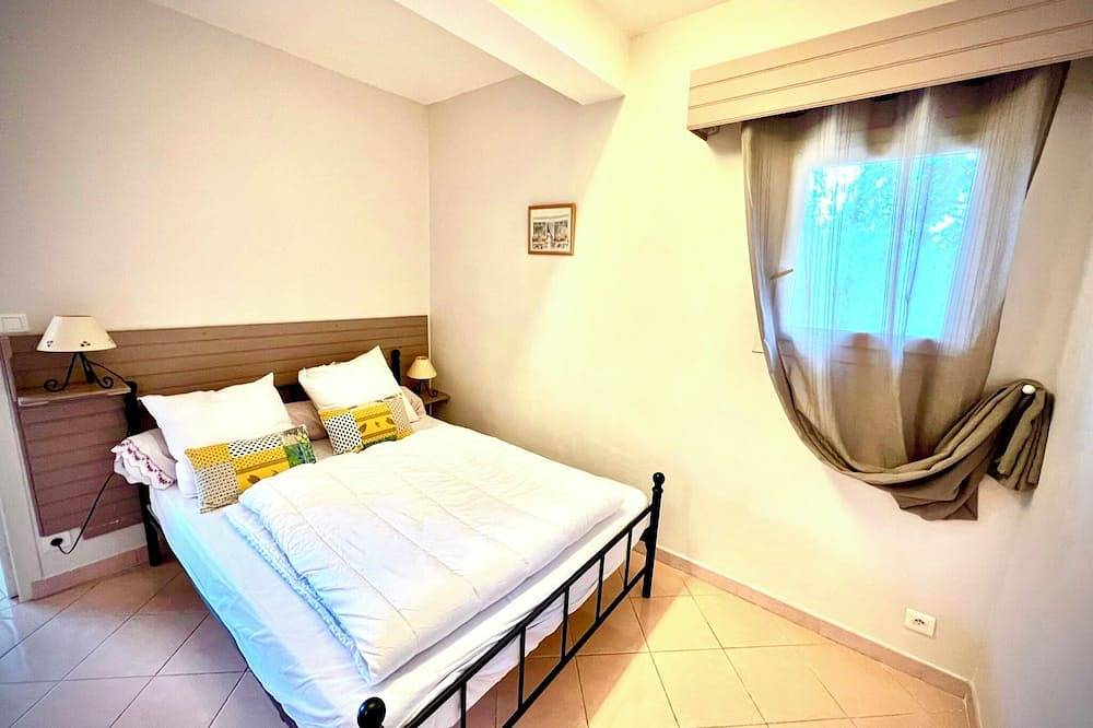 Charming 2-bedroom Provencal Cottage in Peaceful Venasque with Heated Pool in Venasque, Parc naturel régional du Mont-Ventoux