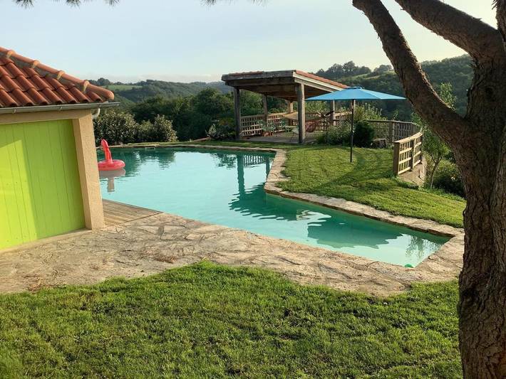 Gîte pour 3 personnes, avec Terrasse et Jardin ainsi que Piscine et Vue à Saint-Julien-Gaulène