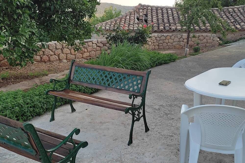A quiet little Greek village with a  classic cottage 15 minutes from monemvasias in Peloponnes