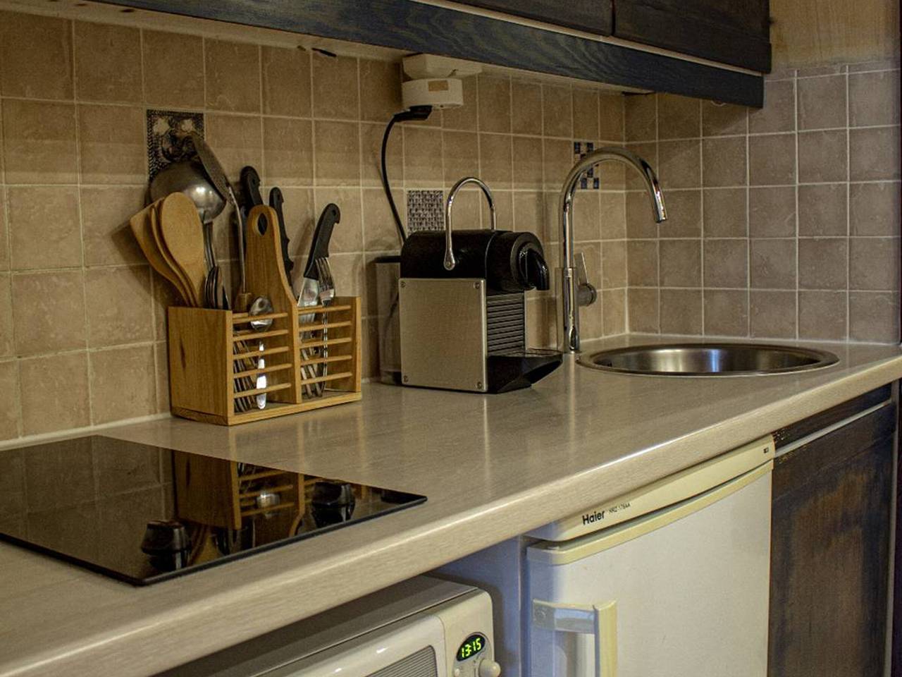 Gehele studio, Cozy Studio for 4 with Veranda, Ski-in/Ski-out, Shops Nearby, Ideal for Families in Isola 2000, Isola