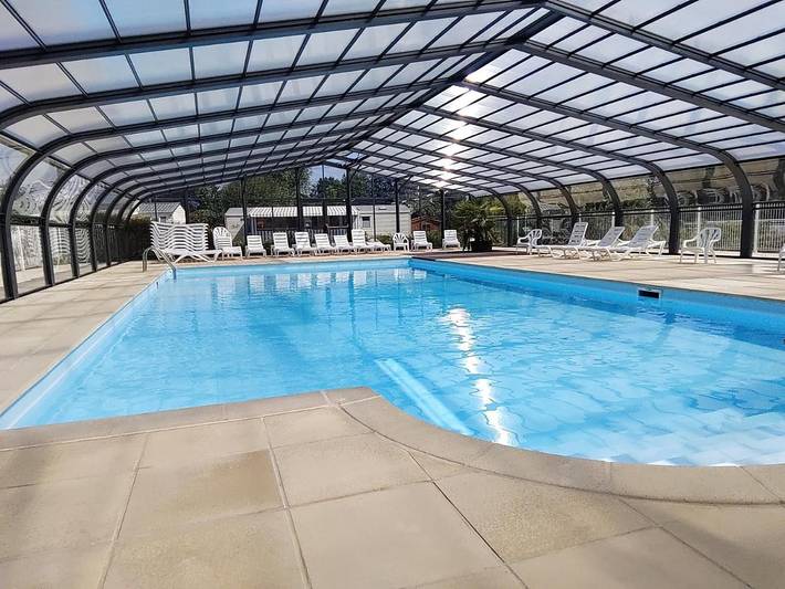 Camping pour 4 personnes, avec jardin ainsi que piscine et terrasse