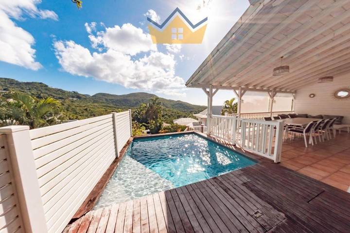 Villa pour 8 personnes, avec balcon ainsi que piscine et vue, adapté aux familles