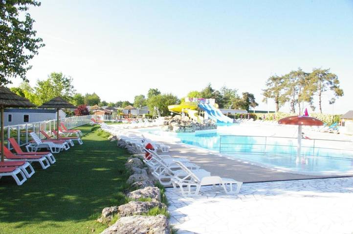 Camping pour 6 personnes, avec piscine ainsi que jardin et vue