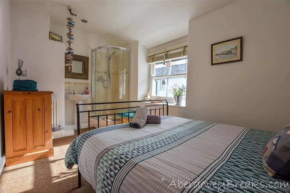 Traditional 2 Bedroom Fisherman's Cottage, Centre of Aberdovey, Pets Welcome . in Aberdyfi, Aberdovey