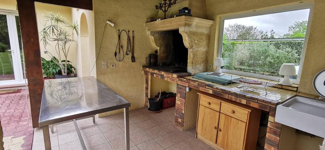 Location de vacances pour 6 personnes, avec piscine ainsi que vue et jardin, animaux acceptés à Saint-Médard-de-Guizières - 3
