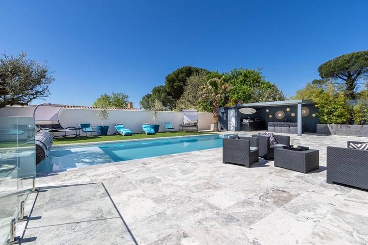 Location de vacances pour 8 personnes, avec piscine ainsi que terrasse et vue à Camps-la-Source