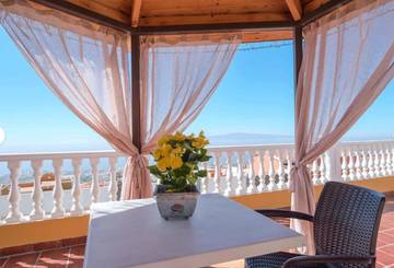 Gîte pour 2 personnes, avec jardin ainsi que piscine et vue dans Los Menores