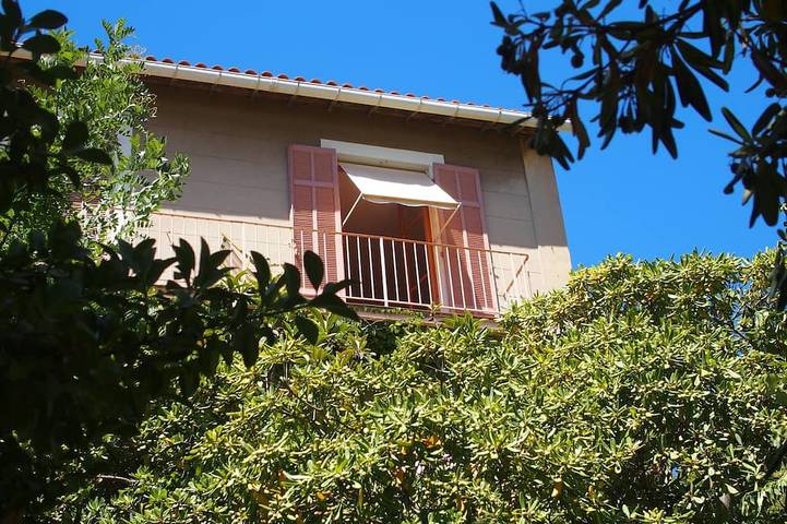 Ein Balkon über dem Meer. Ein Raum in der Stadt in Marseille, Marseille und Umgebung