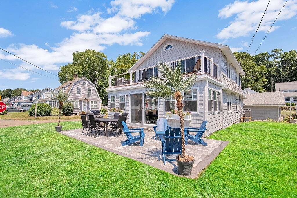 Old Lyme Shores Beach house! Walk to water! in Old Lyme, Connecticut