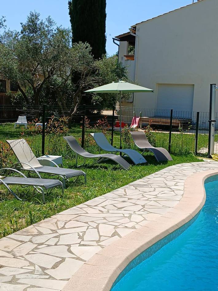 Gîte pour 12 personnes, avec piscine ainsi que terrasse et jardin à Uzès - 3