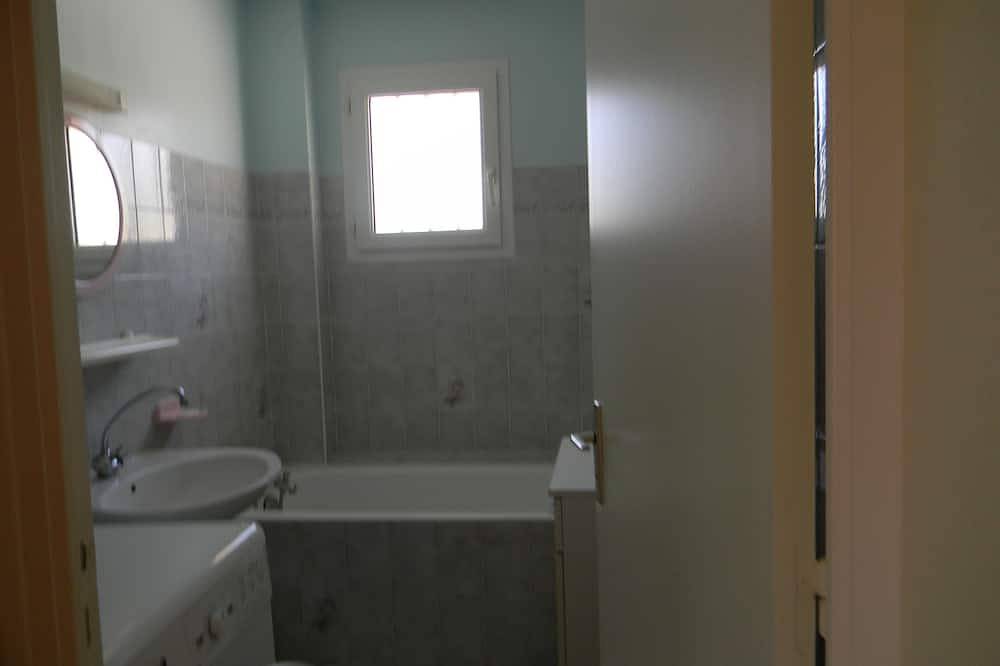 In a dead end quiet house 8 people 600 m from the sea in Saint-Gildas-de-Rhuys, Côte des Mégalithes