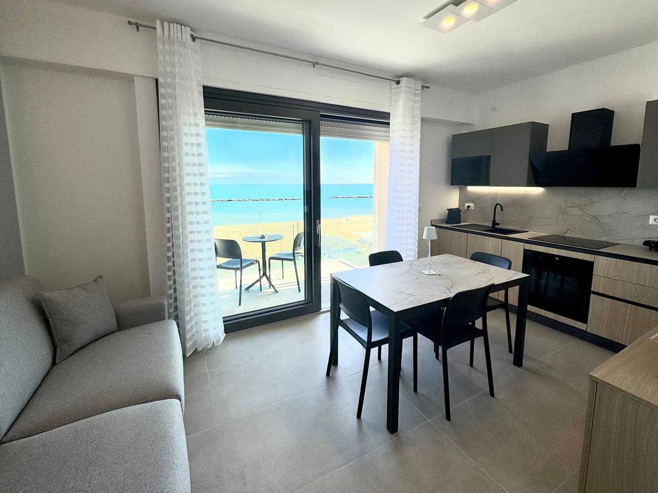 Ganze Ferienwohnung, Ferienwohnung mit Klimaanlage, Internet und Balkon mit Meerblick in Pesaro, Valle del Metauro