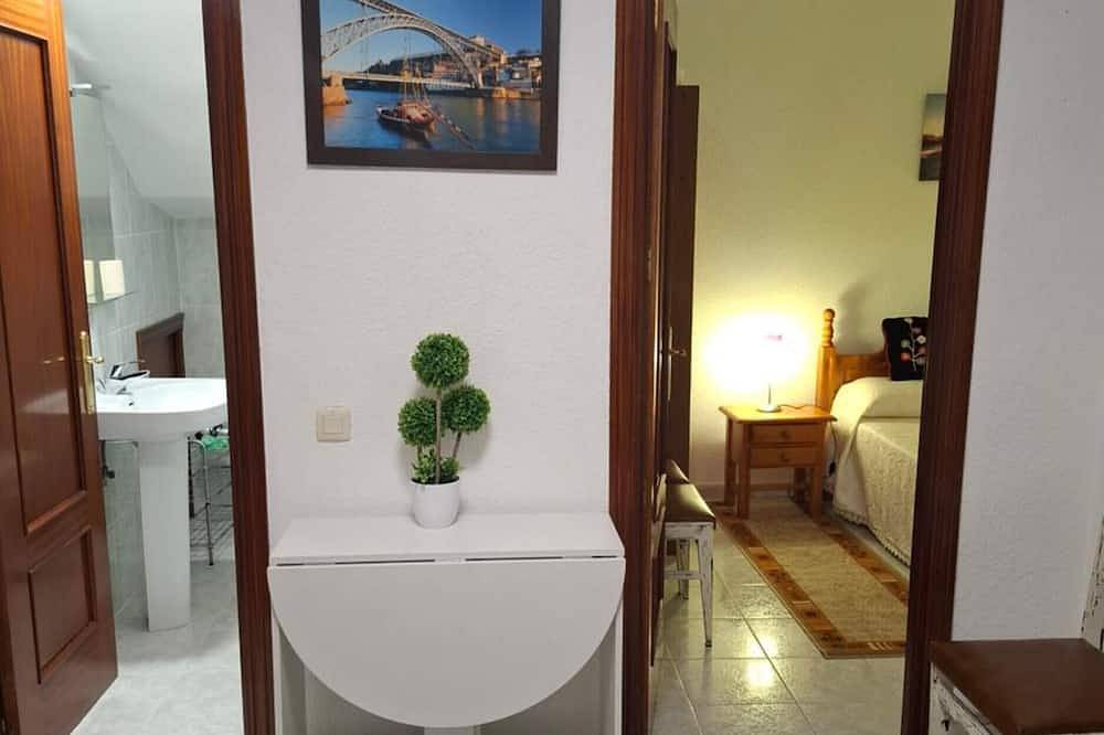 Apartamento entero, Apartamento 'El Portal De Beni Bajo' con Wi-Fi y aire acondicionado in Pedro Bernardo, Valle del Tiétar