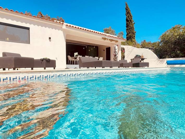 Casa vacanze 'Vila Telheiro' con vista sulle montagne, Wi-Fi e aria condizionata in Santa Bárbara de Nexe, Distretto di Faro