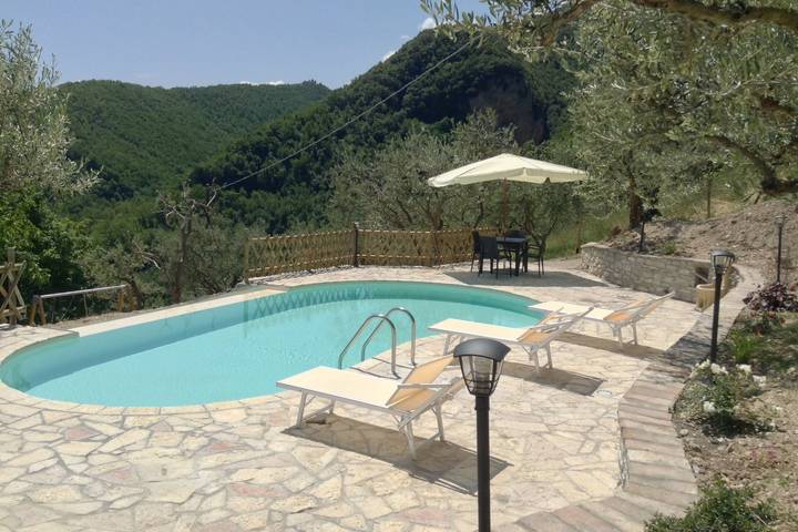 Agriturismo per 10 persone, con Balcone e Terrazza nonché Giardino e Piscina in Provincia di Macerata