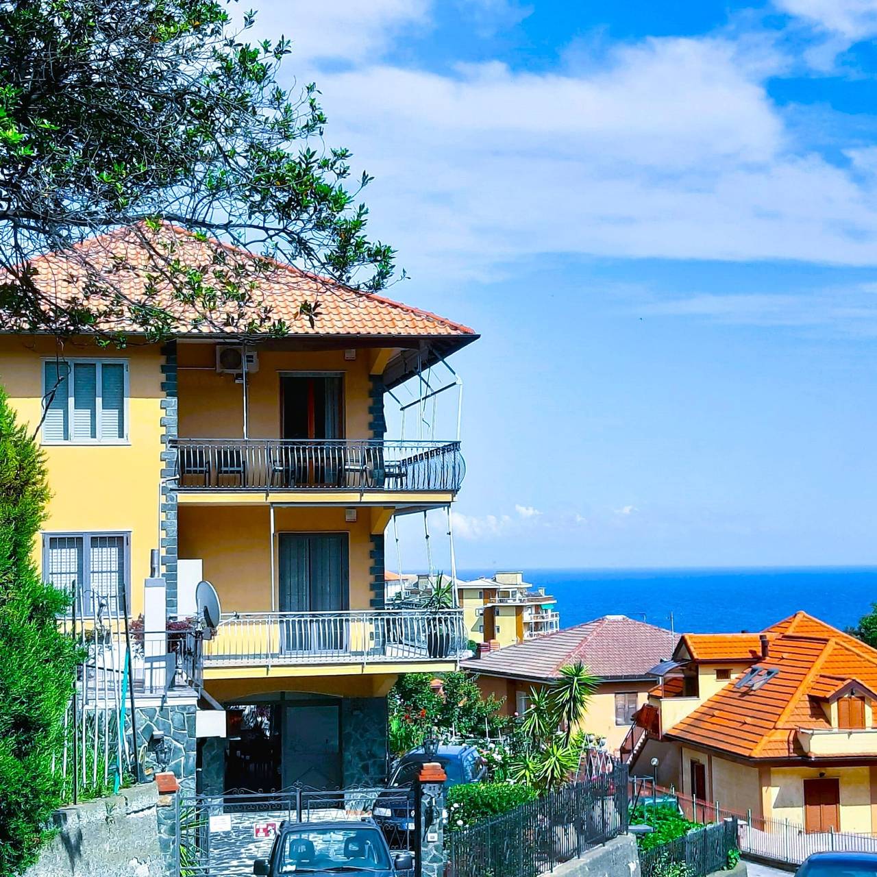 Apartamento entero, Apartamento 'Due Passi Dal Mare Tra Gli Ulivi' con vistas al mar, Wi-Fi y aire acondicionado in Varazze (City), Varazze
