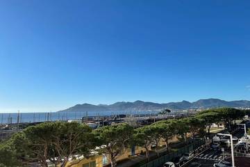 Gîte pour 2 personnes, avec terrasse et jardin dans Office De Tourisme Cannes La Bocca