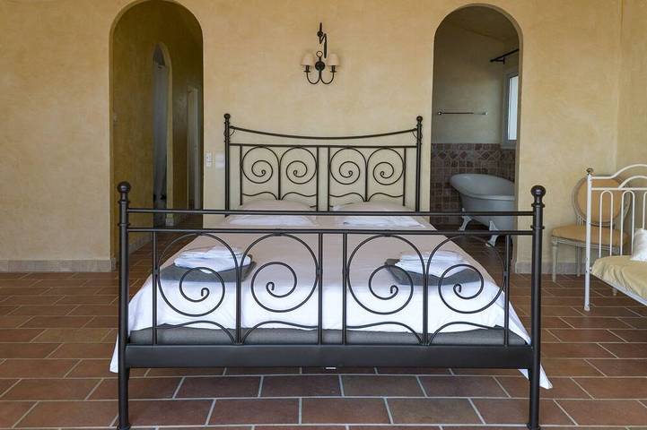 Prestigiosa proprietà di 480m2, piscina riscaldata 15 * 6 con pool house, 6bb, 6sdb, 3mn beach in Sari-Solenzara, Sartène e dintorni